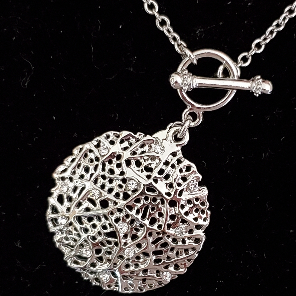 Cookie Lee silvertone toggle closure necklace